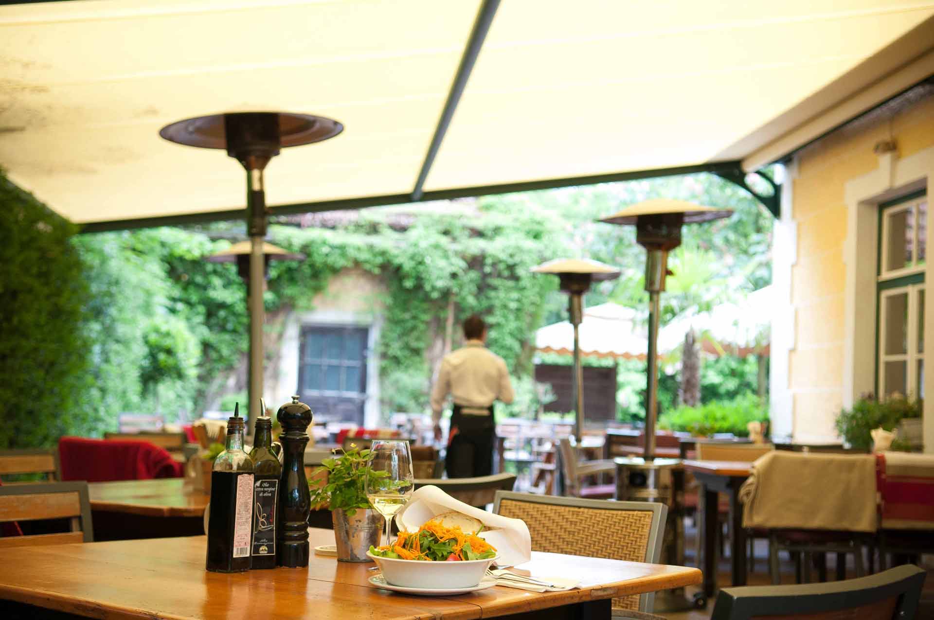Die Terrasse des Menzingers mit gedeckten Tischen im Abendlicht