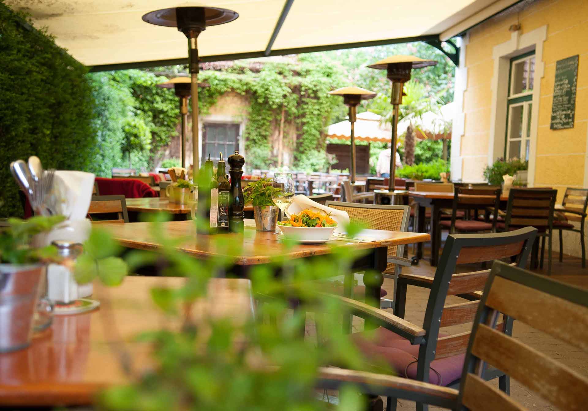 Die Terrasse des Menzingers bei Tageslicht