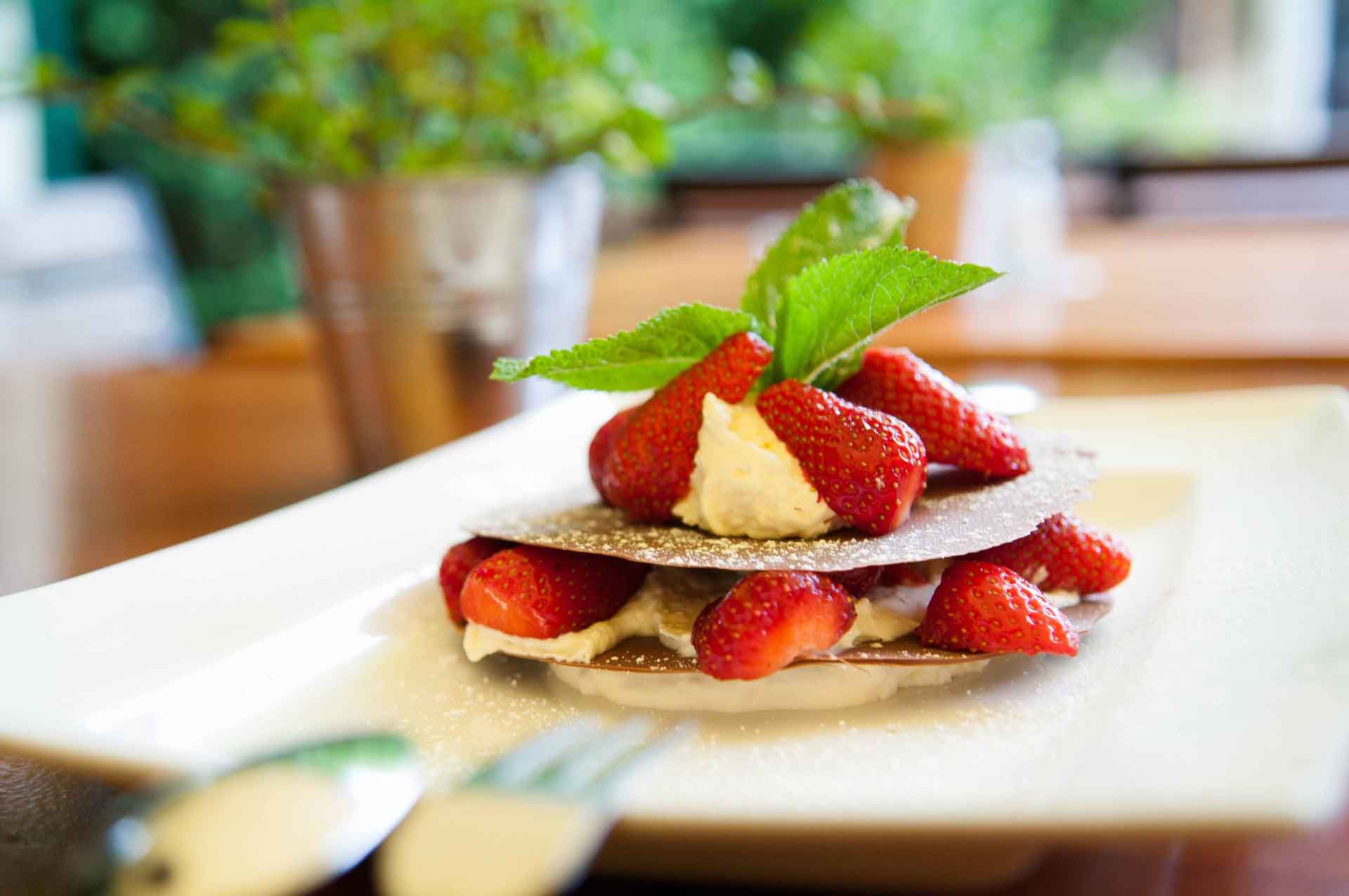 Dessert mit Erdbeeren und Basilikum