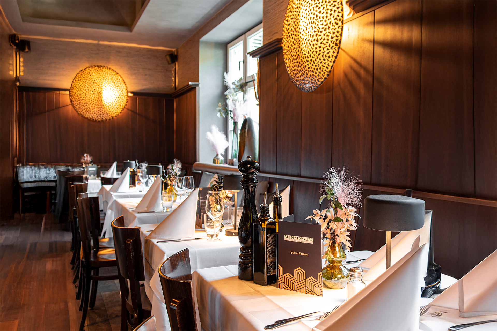 Festlich gedeckte lange Tafel im Gastraum des Menzingers